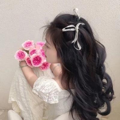 运动场上的裸男